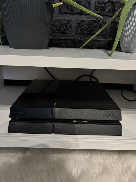 Konsola ps4 fat 2 pady oklablowanie i 10 gier