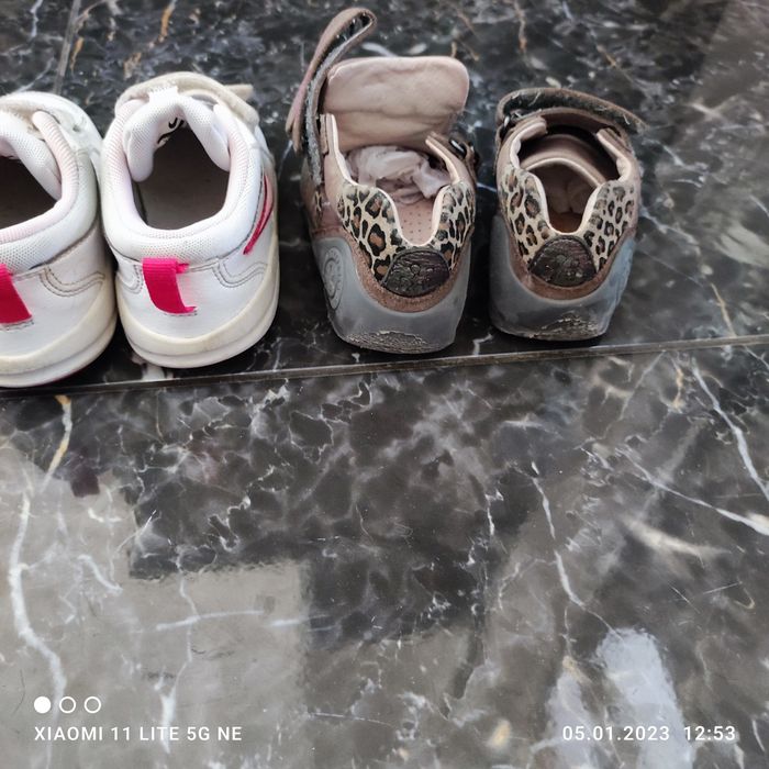 Sapatos para criança o preço 15€ cada