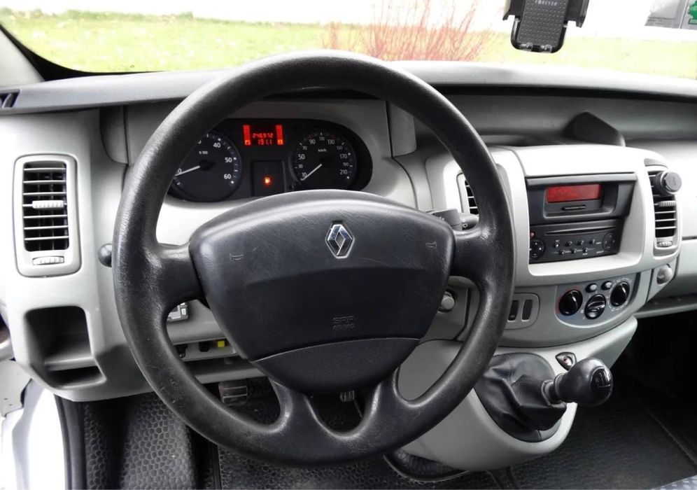 Renault Trafic 2.0 d 2008 року.
