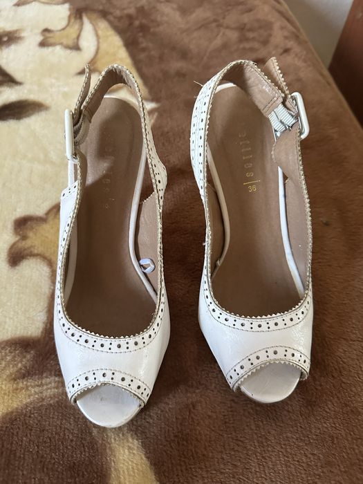 Продам босоніжки на підборах