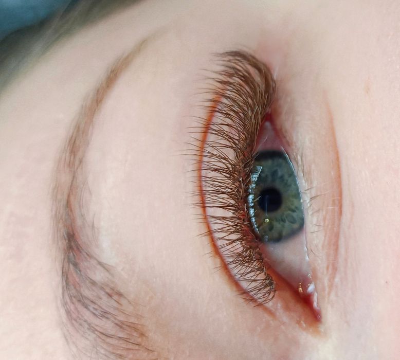 Stylizacja rzęs metoda UV.