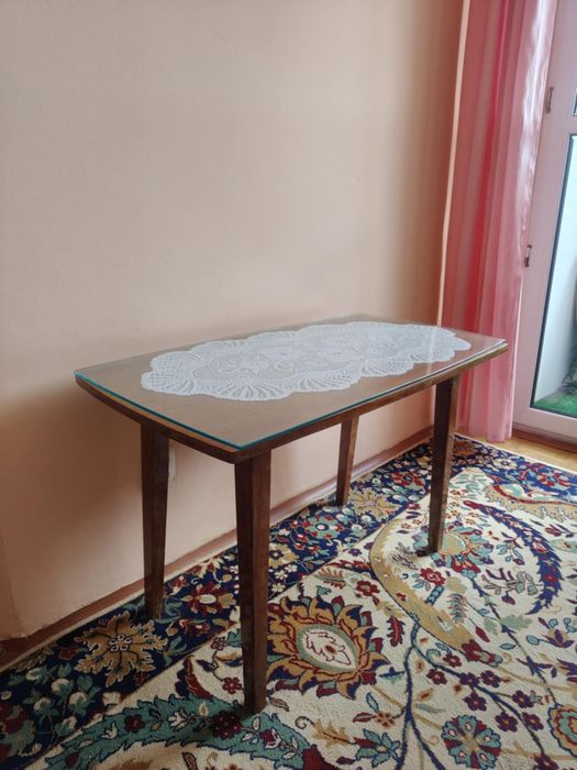 stół z szklanym blatem,