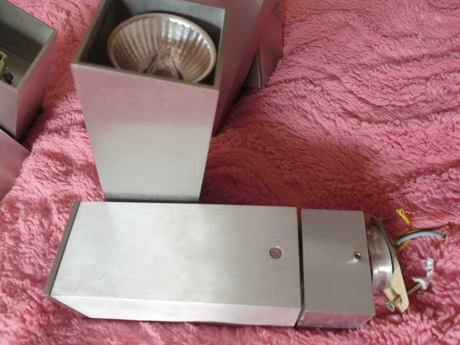 Três focos de luz, em inox