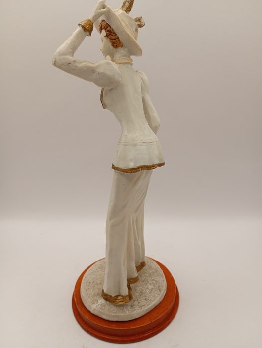 Ceramiczna figurka Kobieta