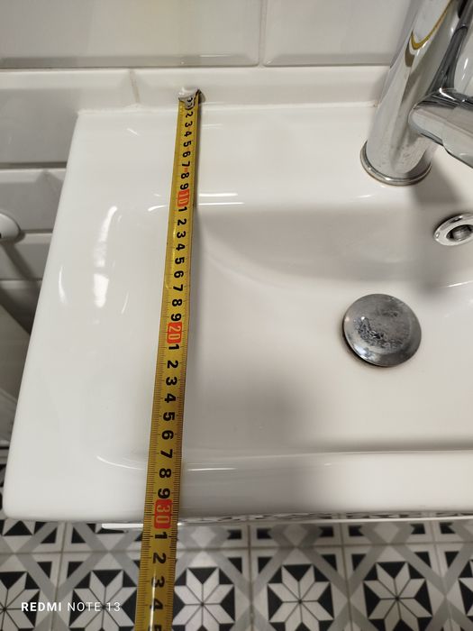 Umywalka z szafką wiszącą