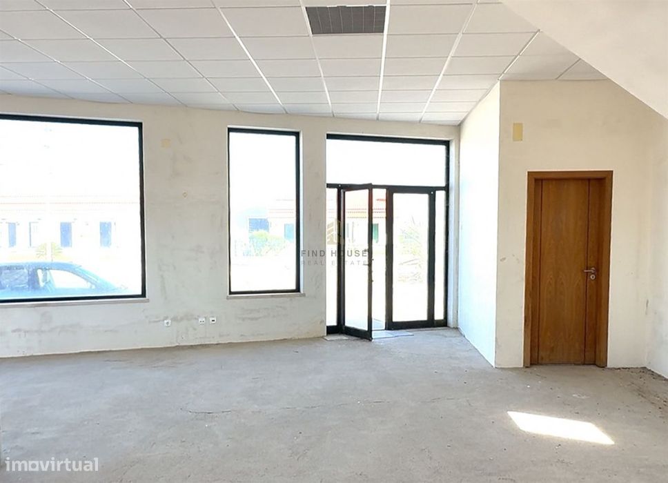 Espaço comercial com uma área de 157.40m2 e amplo logradouro em Fornos