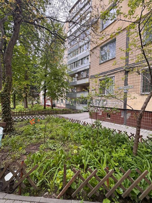 Простора 3-кімнатна квартира 65м2 на Тополі-1 під ремонт