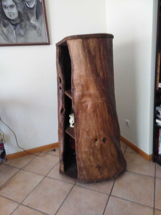 Estante em tronco de castanheiro