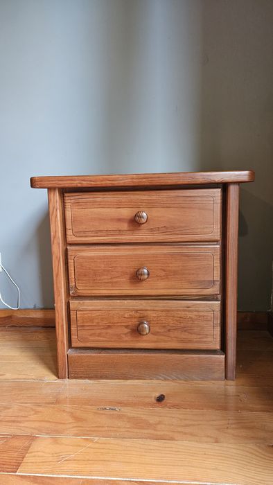 Mobília de quarto de casal em madeira maciça