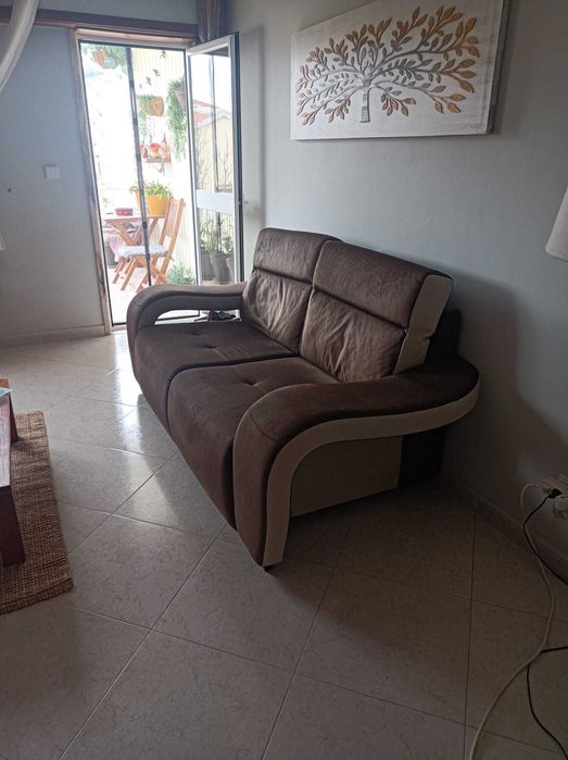 Sofá de 2 lugares e 2 bancos