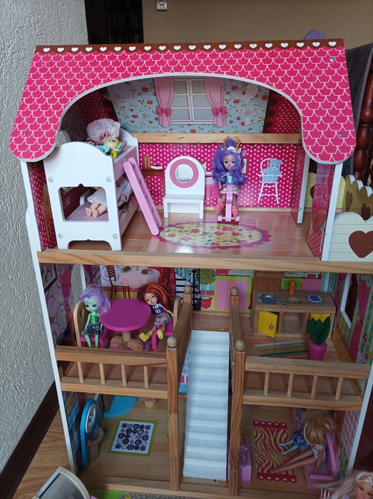 Duzy drewniany domek dla lalek