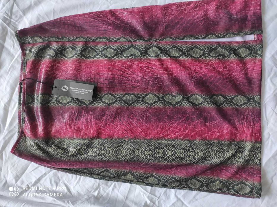 Жіноча гарна спідниця зі штучної шкіри.