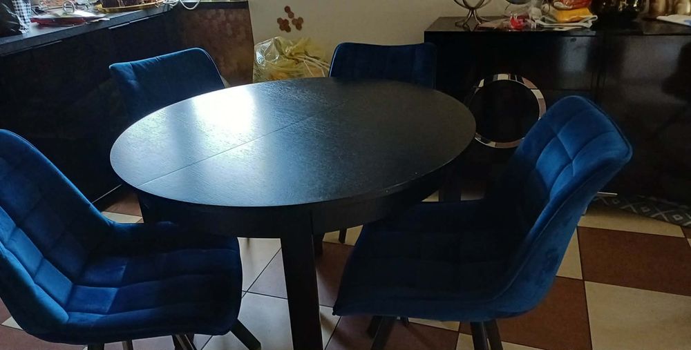 Okrągły stół rozkładany z 4 krzesłami