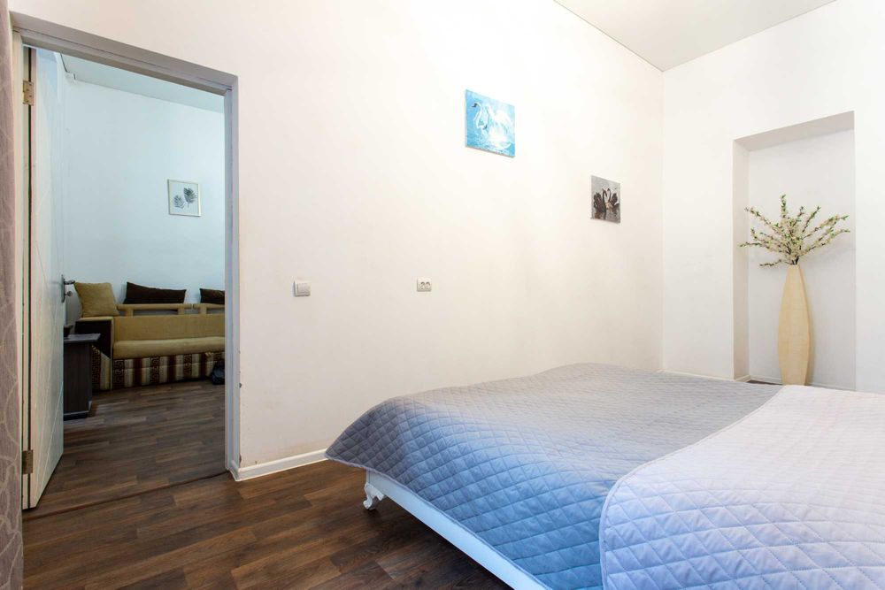 Двокімнатна квартира поряд з ТРЦ Nikolsky подобово/ майдан Конституції