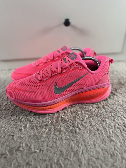 Buty sportowe do biegania Nike Vomero 18 Digital Pink Hyper Orange