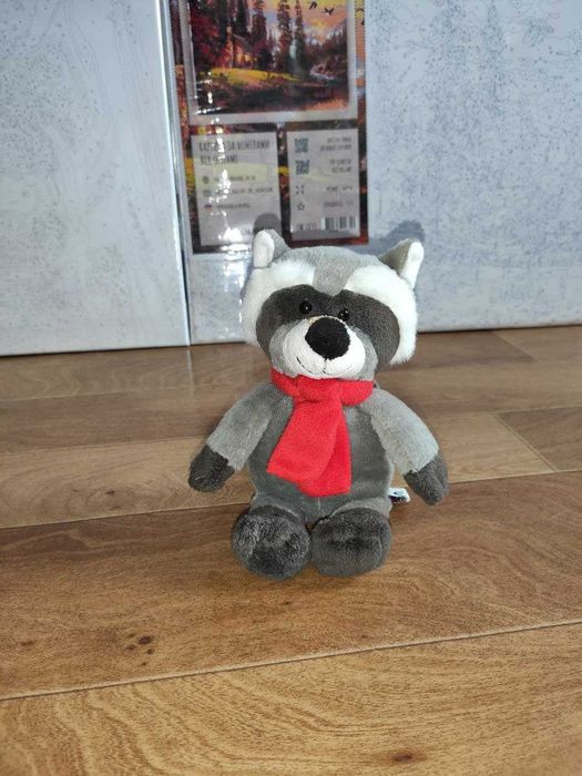 Игрушка мягкая енот kinder с красным шарфом