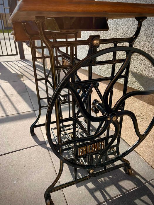 Zabytkowa maszyna - można przerobić na stolik