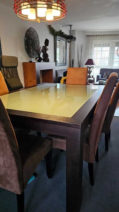 Mesa de sala em madeira maciça com tampo de vidro