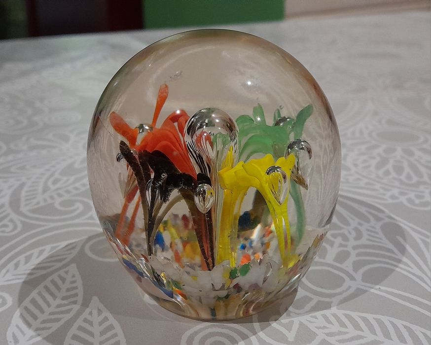 Pisa papeis em vidro