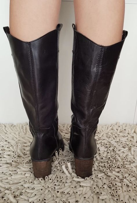 Botas em pele tamanho 40