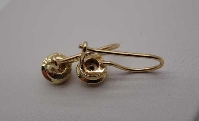 Delikatne złote wiszące kolczyki z diamentami brylanty 0,04 ct.