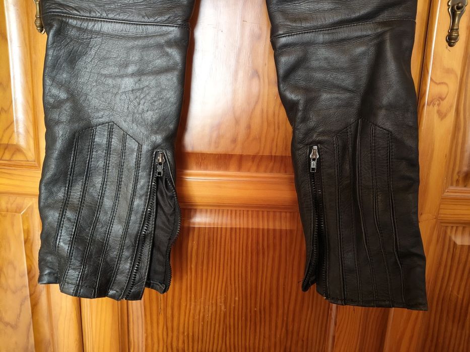 Conjunto de casaco e calça em pele
