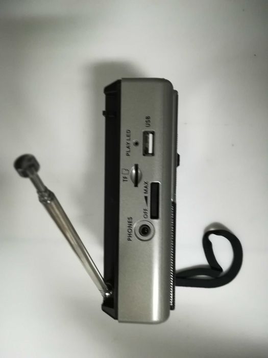 Pequeno Rádio a pilhas e bateria