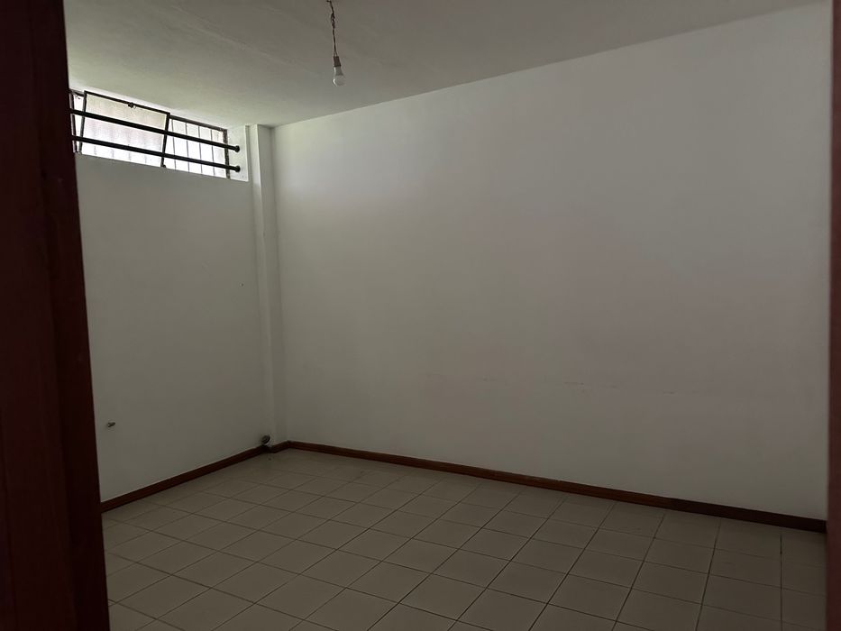 Loja comercial, na rua cónego Manuel Faria, nº160 em Maximinos. Área 90 m2