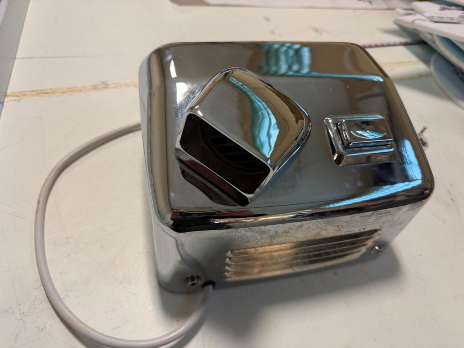Suszarki elektryczne do rak  2500W za  szt