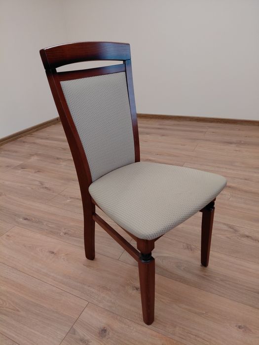 Sprzedam komplet  stół  z 6 krzesłami.