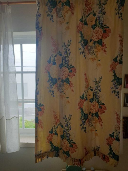 cortinados floridos e colcha