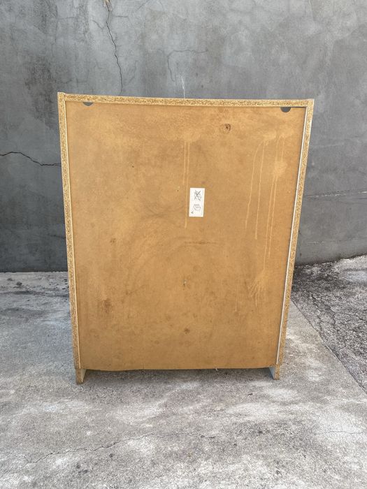 Móvel de casa em excelente estado, com três prateleiras, duas delas com portas de vidro.