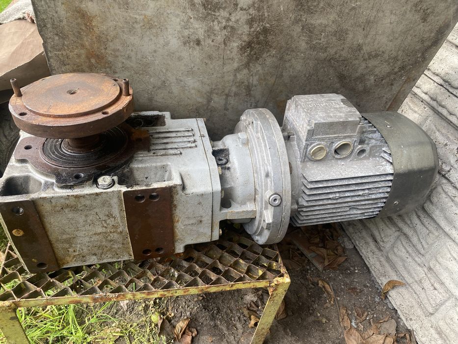 Motoreduktor 55 obr./min z silnikiem 3,5 KW oś 45 mm