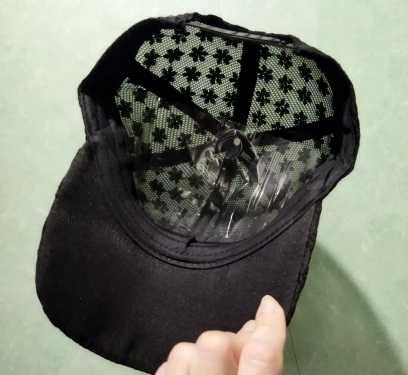 Koronkowa czapka z daszkiem, bejsbolówka.