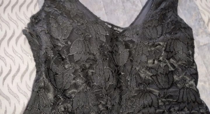 Vestido preto em cetim e renda