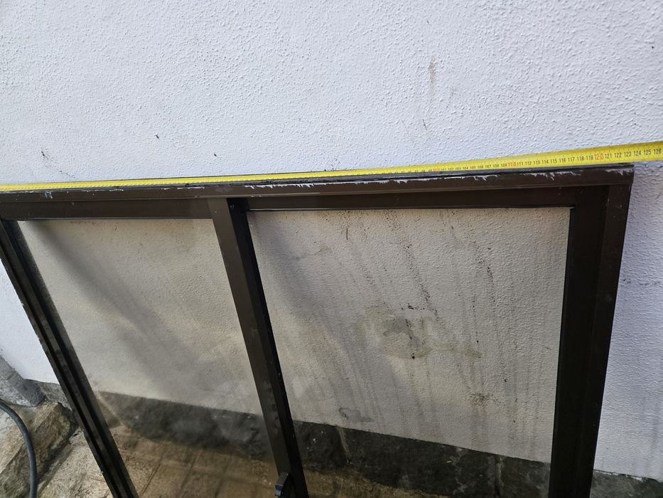 Janela aluminio castanho de correr 123 cm largura x  113 cm altura.