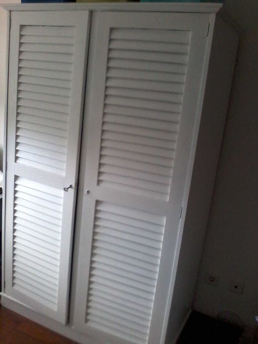 Roupeiro lacado recentemente em branco