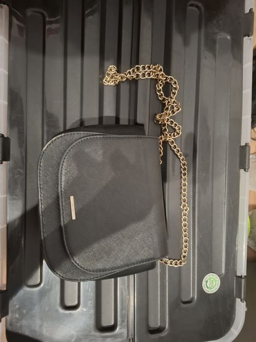 Mała czarna torebka BERSHKA na złotym łańcuszki