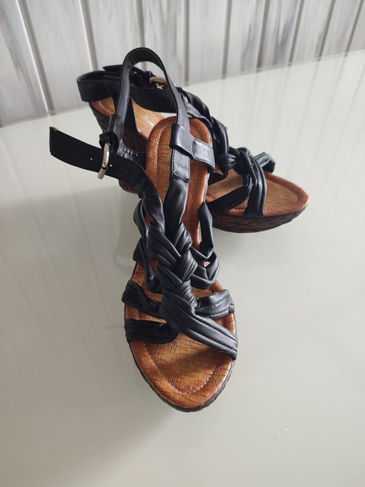 Sandały na koturnie