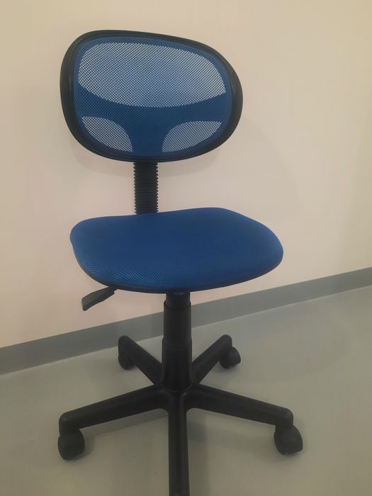 Cadeira de escritorio azul ideal para quarto de rapaz,