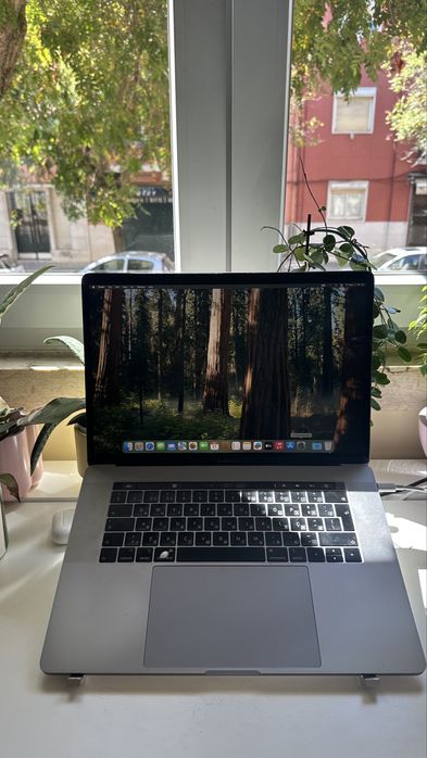 MacBook Pro 15" (2018 / 2019) — 16 GB / 512 GB SSD