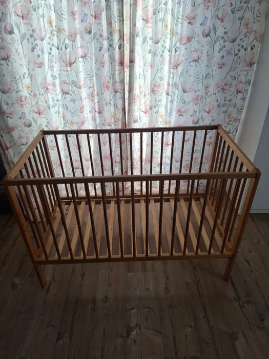 Łóżeczko drewniane z materacem
