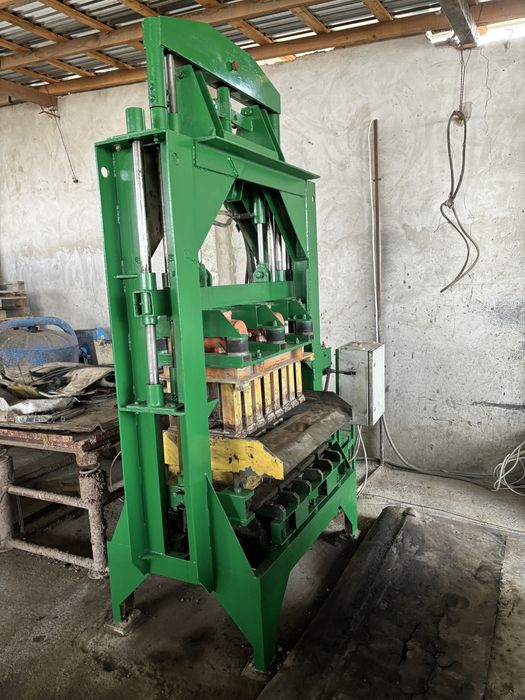 Вібропрес для виготовлення бетоних блоків та тротуарноі плитки