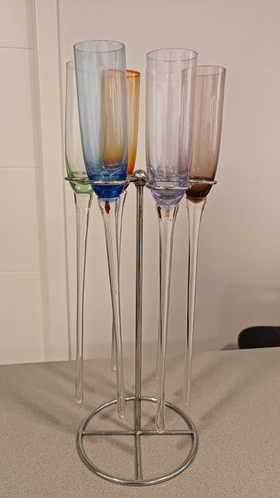 Copos de champanhe, pés compridos, em suporte prateado