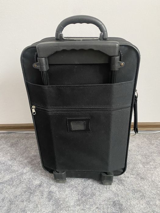 Czarna walizka podręczna na kółkach