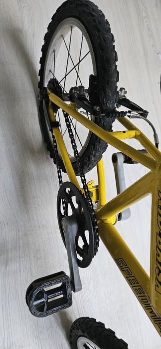 Bicicleta de criança amarela