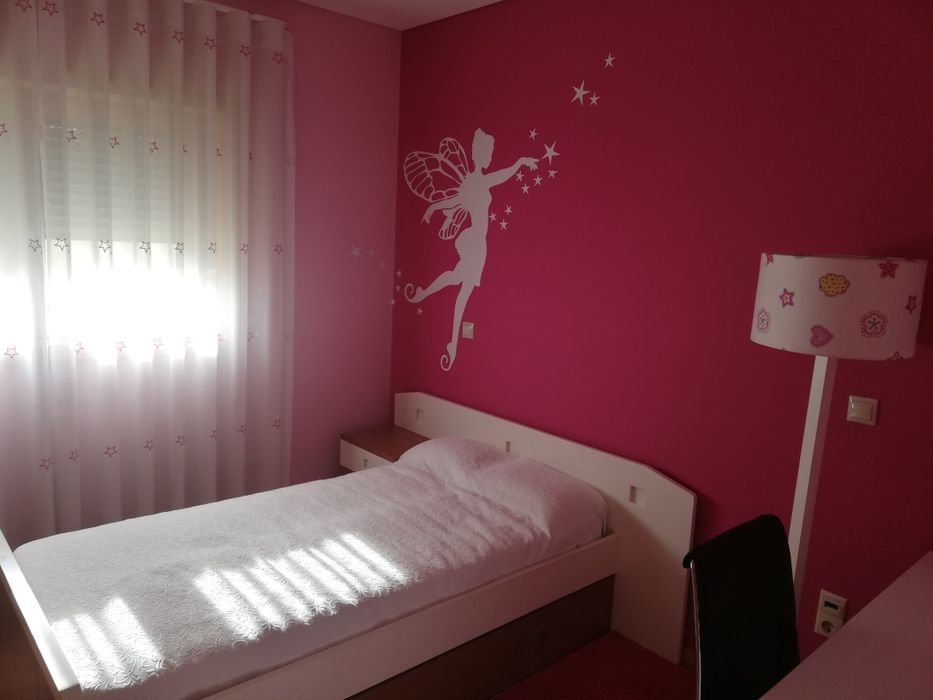 Cama solteiro e mesinha de cabeceira em madeira de excelente qualidade