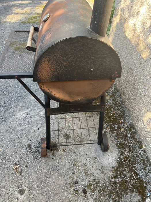 Grill węglowy z wędzarnią