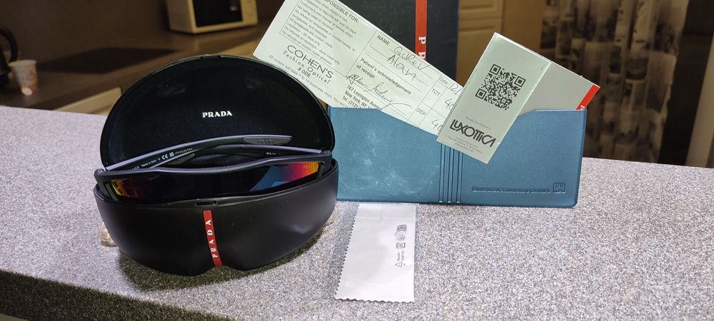 Продаю новые оригинальные очки Prada!