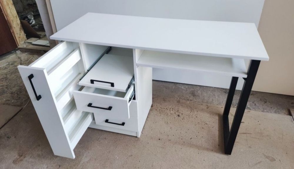 Стіл манікюрний ,стол маникюрный